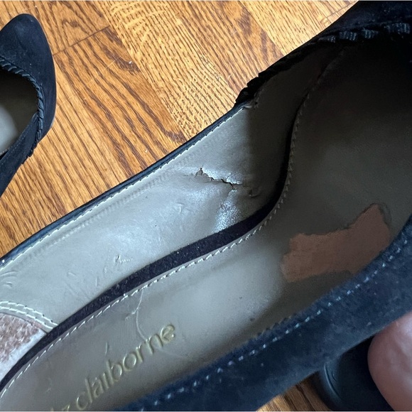 ▪️LIZ CLAIBORNE: Women’s 6.5, black suede pointed w/ruffle accent pumps▪️ - Picture 7 of 15